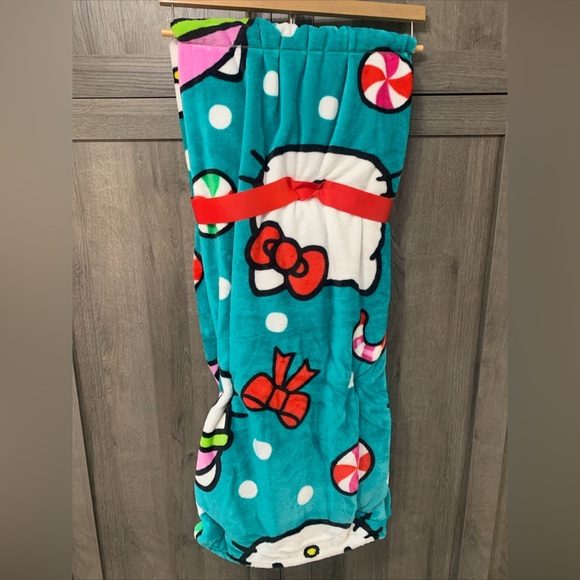 New Hello Kitty In Snow Cap Christmas Bright Teal Plush 60" x 70" Throw Blanket - Picture 2 of 9